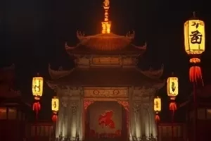 泡泡影视首屏主推画面：雾夜港口调度室的暖色窗光与远处灯塔