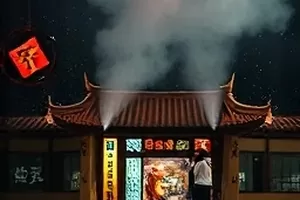 《无声放映厅》封面：老式放映厅里一束穿过尘埃的光柱