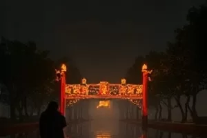 《旧港无名》封面：雨中旧港口锈迹斑驳的起重吊臂