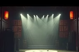 《长夜渡口》封面：深夜渡口的木栈桥与一盏摇晃的指示灯