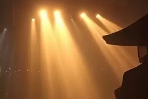 《玻璃海岸线》封面：黄昏时分玻璃幕墙倒映出的海岸线
